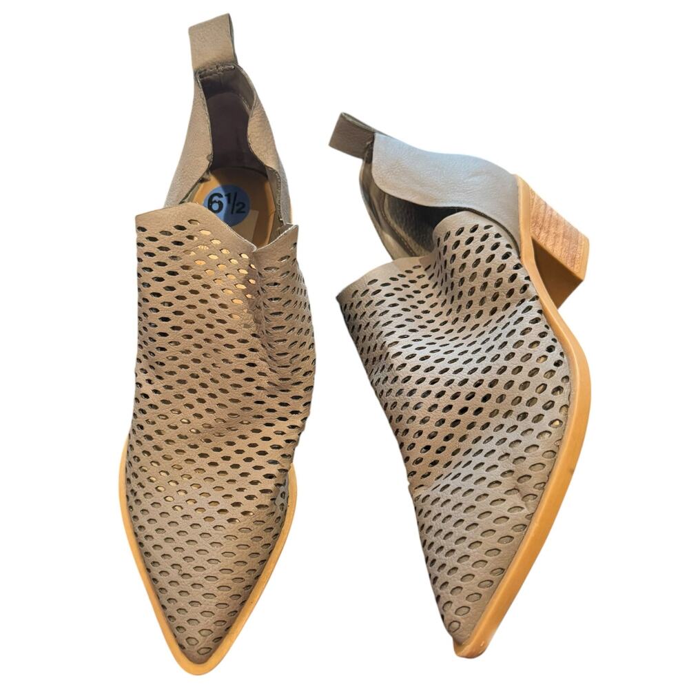 Dolce Vita Sher Perforated Ankle Booties Chunky Heel Western Style 6.5